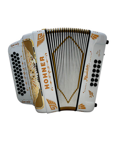 "Exclusiva en Repertorio Wagner Online" Hohner Acordeón Diatónico Anacleto Fa-Sib-Mib Blanco con Estuche A9730 FBBEB-WH/GD "Rey Aguila III"